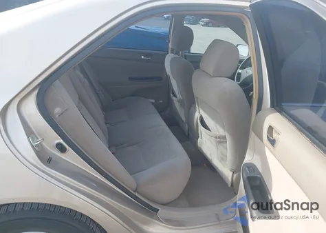 2005 Toyota Camry Le z USA, uszkodzony, nr VIN 4T1BE32KX5U557634